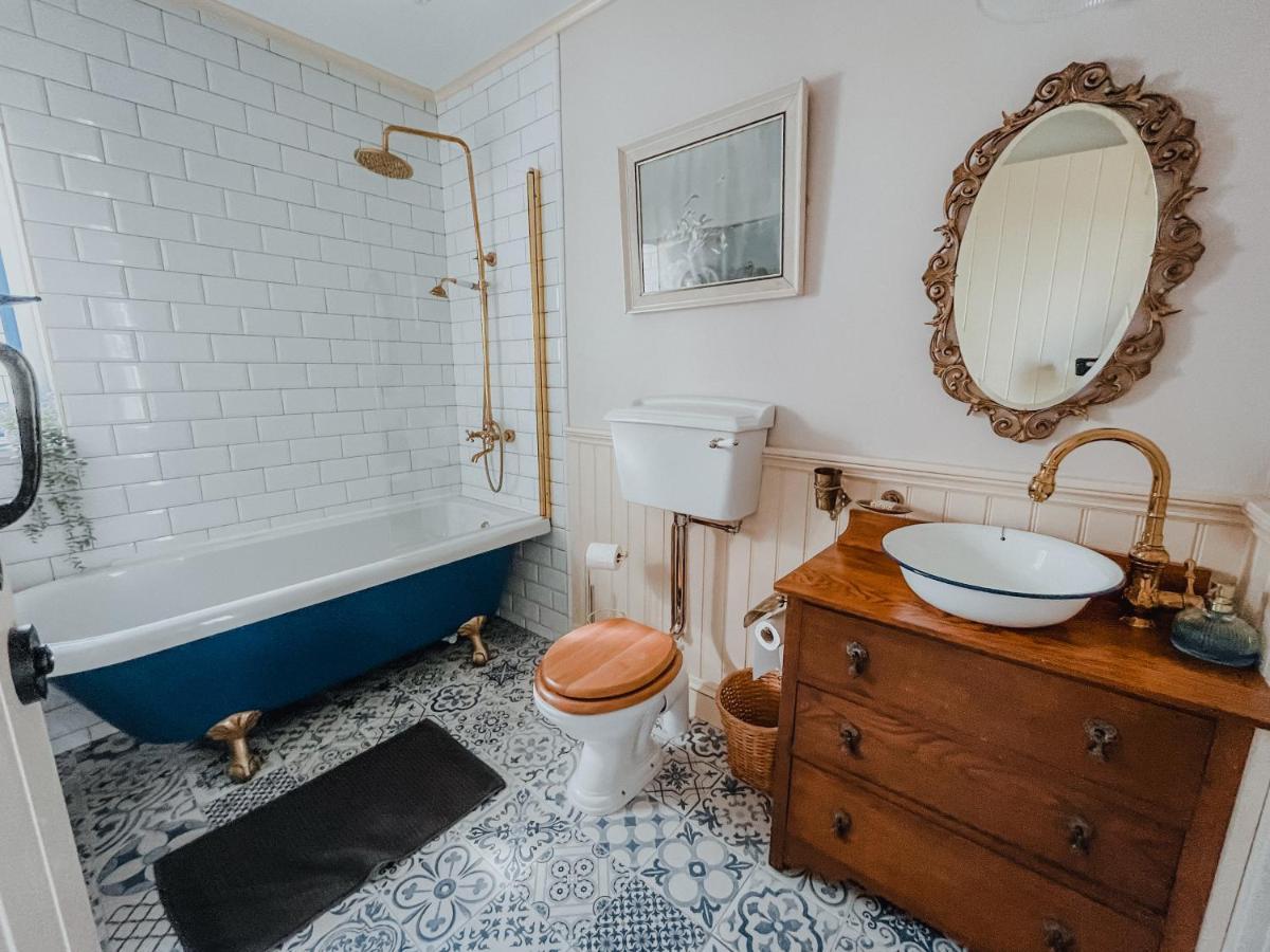 Secluded Thatched Cottage, Near Beaches & Hill Walking Rashenny Eksteriør billede